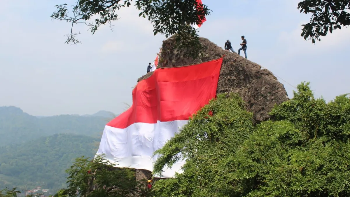 Pengibaran Bendera di Raksasa di Situs Gunung Munara