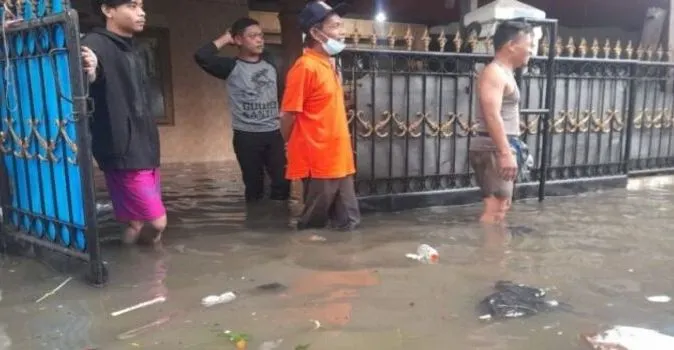 Banjir merendam permukiman warga RT 03 dan RT 04 RW 02 Kelurahan Tengah, Kramat Jati, Jakarta Timur, pada Minggu (15/5/2022), akibat luapan air dari Kali Induk. 