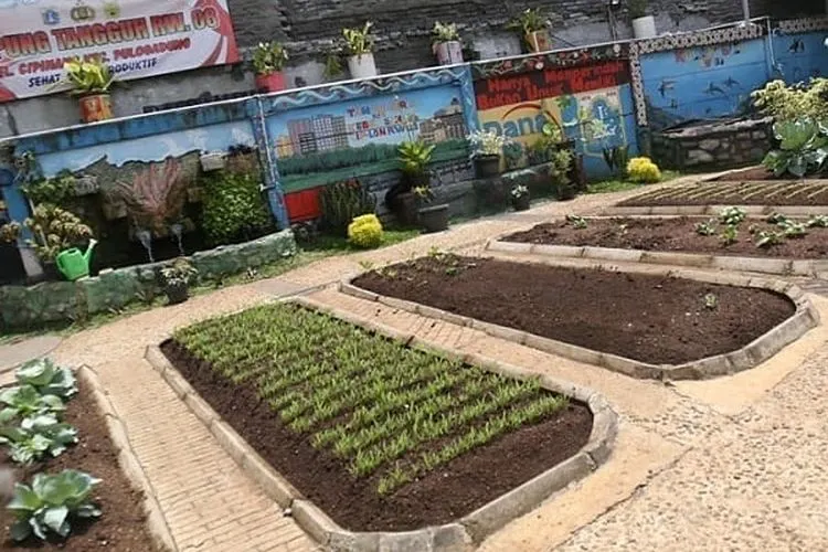 Warga RW 08 Cipinang, Pulogadung, Jakarta Timur mengubah TPS menjadi taman/dok: Instagram @arizapatria.
