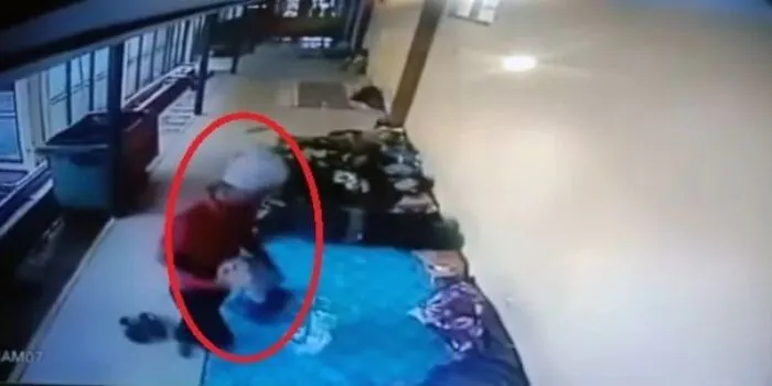 Tangkapan layar video viral aksi pencurian barang pengunjung di RS Polri Kramat Jati, Jakarta Timur. 