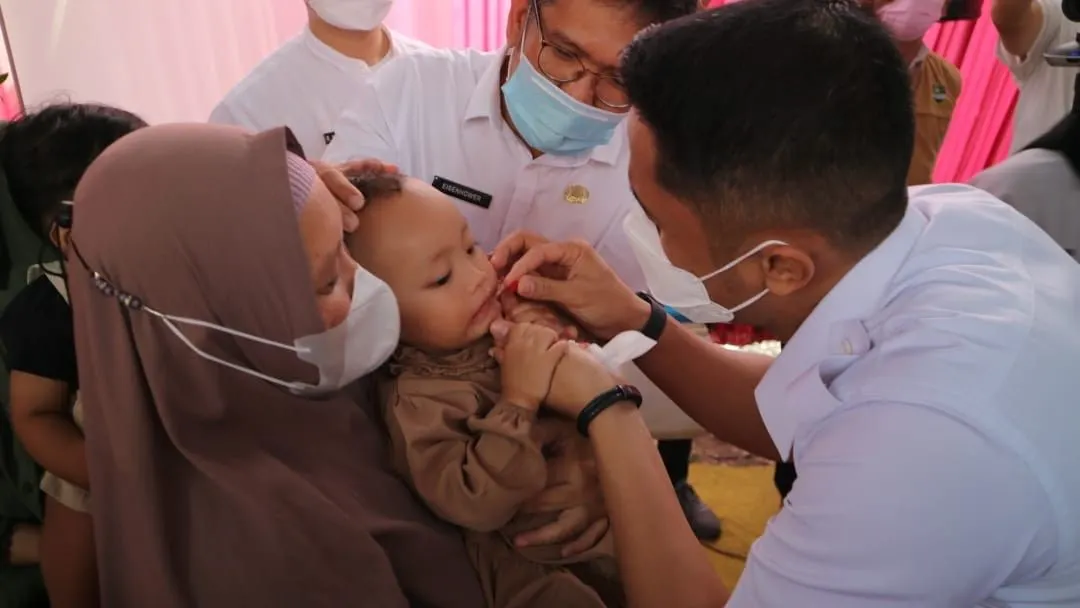 IImunisasi dalam kegiatan peringatan Bulan Imunisasi Anak Nasional (BIAN).