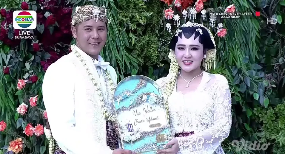 Chevra Yolandi dan Via Vallen menggelar akad pernikahan di hotel JW Marriot Surabaya, Jawa Timur.