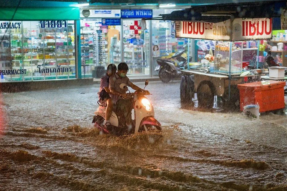 Ilustrasi, tips merawat motor saat musim hujan