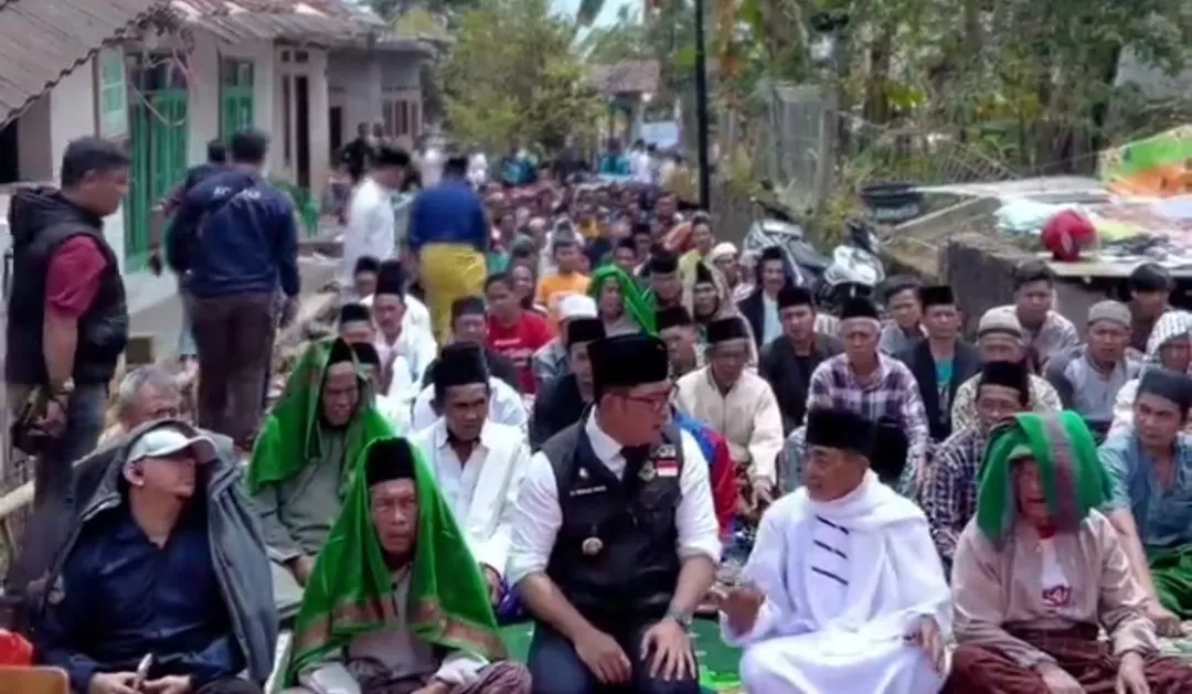 Ridwan Kamil lakukan sholat Jumat bersama warga terdampak gempa bumi