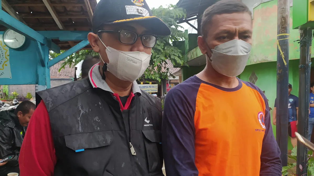 Kepala Badan Penanggulangan Bencana Daerah (BPBD) Kota Bogor Theo Patrocinio Freitas (kanan) saat memberikan keterangan resmi kepada awak media/ Yogi Faisal
