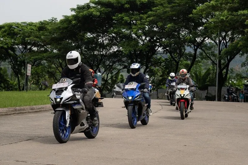 Yamaha kembali mengajak media, komunitas dan konsumen untuk touring bLU cRU Fun Ridingn sambil merasakan keunggulan All New R15 Connected. (dok. Yamaha)
