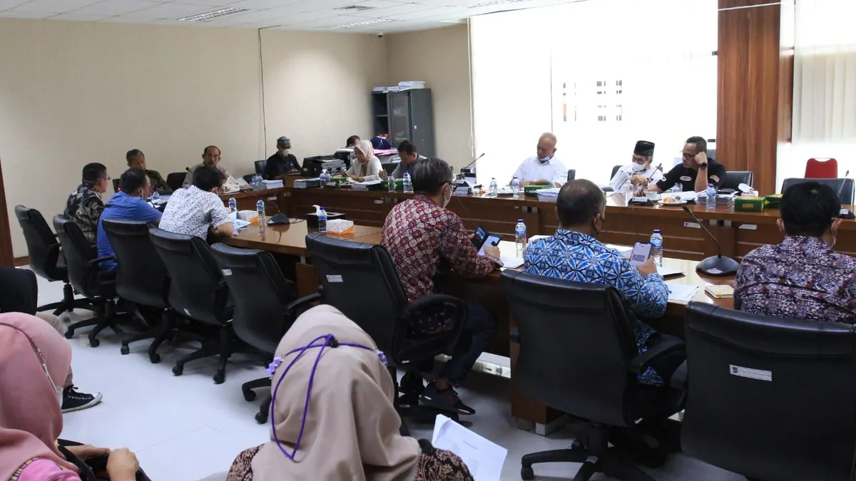Komisi III DPRD Kota Bogor saat menggelar rapat pembahasan RAPBD 2022 dengan instansi terkait. (Dok Humpropub DPRD Kota Bogor)
