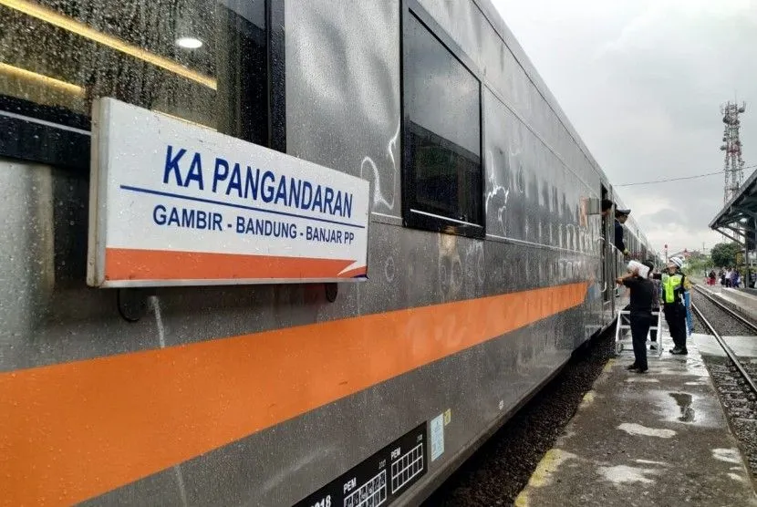 Kereta api Pangandaran jurusan Gambir-Bandung-Banjar PP tengah berhenti di sebuah stasiun.