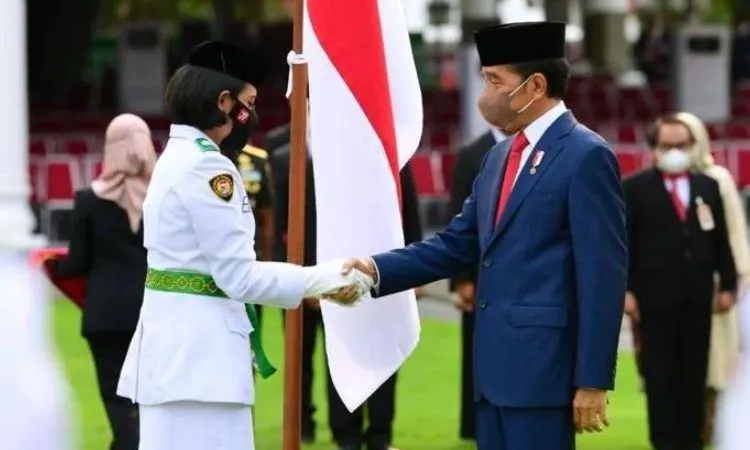 Presiden Joko Widodo saat pengukuhan 68 pelajar SMA dari 34 provinsi sebagai anggota Pasukan Pengibar Bendara Pusaka (Paskibraka) tahun 2022 digelar di halaman Istana Merdeka.