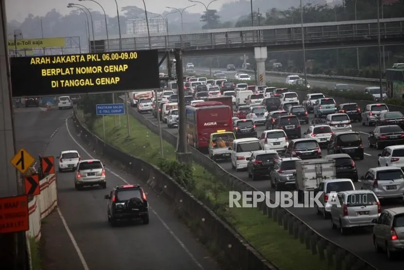 ntrean kendaraan ruas Jalan Tol Jagorawi saat pemberlakuan ganjil genap di kawasan Cibubur 2, Jakarta Timur, Senin (16/4).