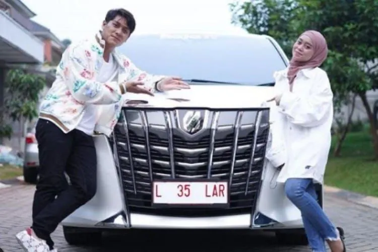 Pengusaha Basuki Surodjo beberkan hal ini seiring hadiah mobil mewah yang diterima Lesti Kejora dan Rizky Billar jadi sorotan. /Instagram/@rizkybillar