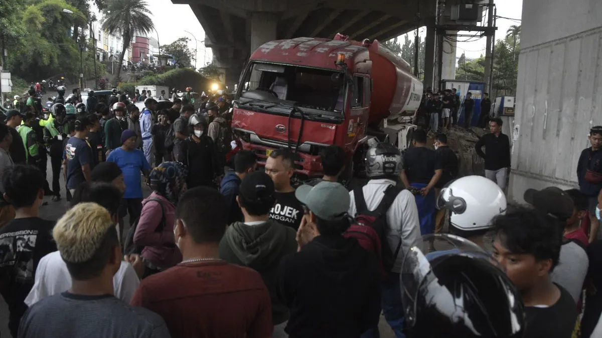 Truk Pertamina di lokasi kecelakaan maut di Cibubur, Kota Bekasi, Jawa Barat, Senin, 18 Juli 2022. Total ada 10 korban tewas dalam insiden itu.