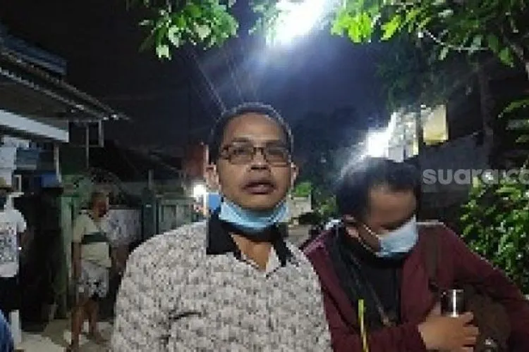 Kasdi, Ketua RT di tempat Zakiah Aini berdomisili, daerah Kelapa Dua Wetan, Ciracas, Jakarta Timur, Rabu (31/3/2021) malam [Suara.com/Bagaskara Isdiansyah].