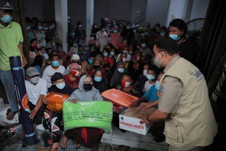 Gubernur DKI Jakarta Anies Baswedan mendatangi lokasi kebakaran di Jalan Keadilan Dalam I RT 8/RW 1, Kelurahan Keagungan, Kecamatan Taman Sari, Jakarta Barat, Senin 19 April 2021 sore/dok: Humas Balkot DKI.