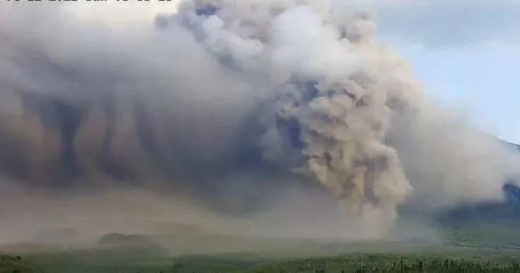 Gunung Semeru, Lumajang, Jawa Timur kembali erupsidan memuntahkan guguran awan panas atau APG, pada Minggu, 4 Desember 2022.