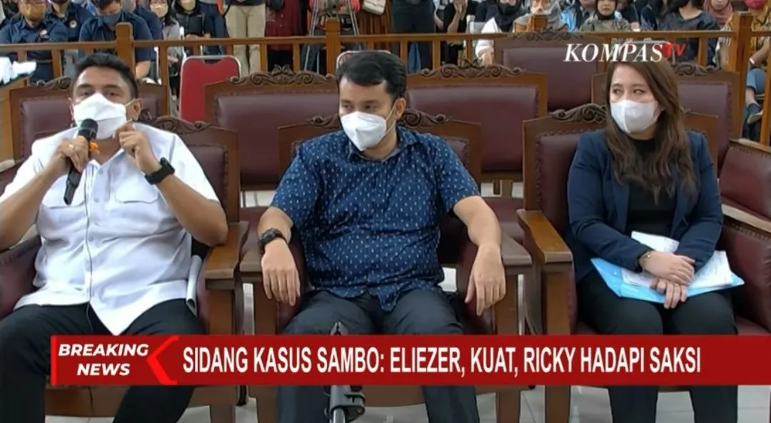 Caption gambar : AKBP Ridwan Soplanit menjadi saksi saat ditanya beda jumlah peluru di TKP dengan di tubuh Yosua