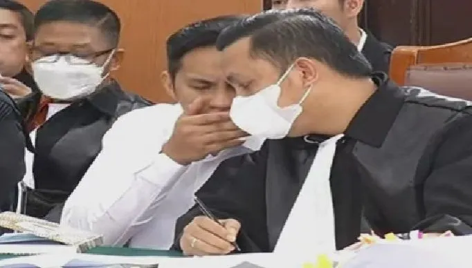 Momen bisik-bisik antara Richard Eliezer dengan Penasehat penasehat hukumnya, Ronny Talapessy.