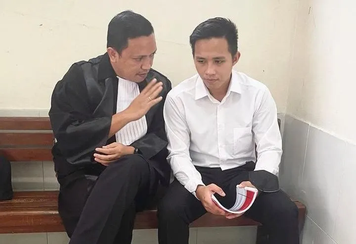 Pengacara Ronny Talapessy sedang memberikan arahan kepada Bharada E.