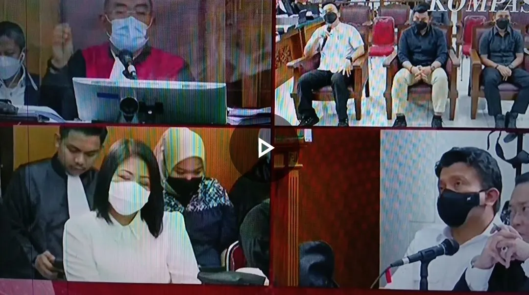 Ngeri. Putri Candrawathi tertawa di saat persidangan dirinya.