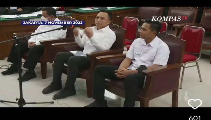 penampakan ketiga tersangka Bharada E, Ricky Rizal dan Kuat Maruf dan dihadirkan 12 saksi