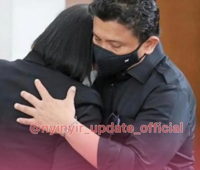 Ferdy Sambo dan Putri Candrawathi Pamer Kemesraan Saat Bertemu Orang Tua Brigadir J, Netizen: Drama Deh Males