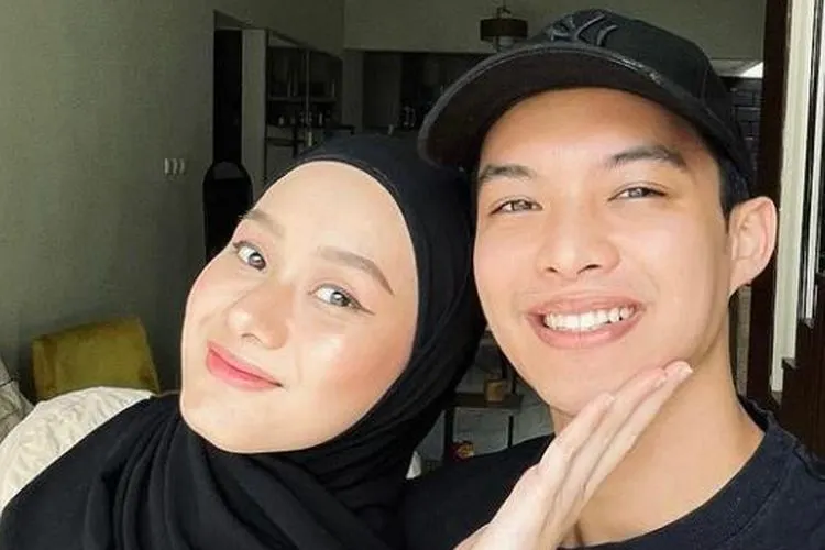 Rey Mbayang Lagi Mesra Sama Istri, Warganet Justru Kaitkan dengan Heboh Ramalan Hard Gumay soal Pria R Alim
