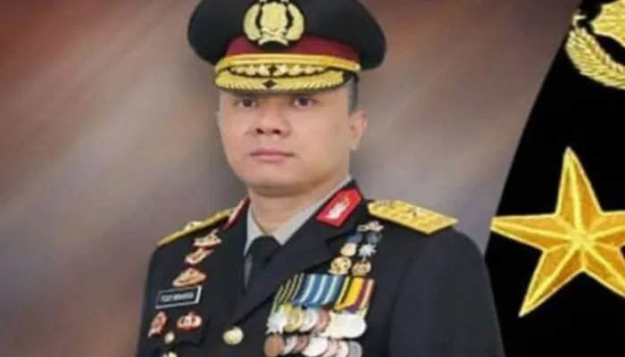Irjen Pol Teddy Minahasa yang merupakan Kapolda Jawa Timur (Jatim) yang baru ditangkap terkait dugaan kasus narkoba.