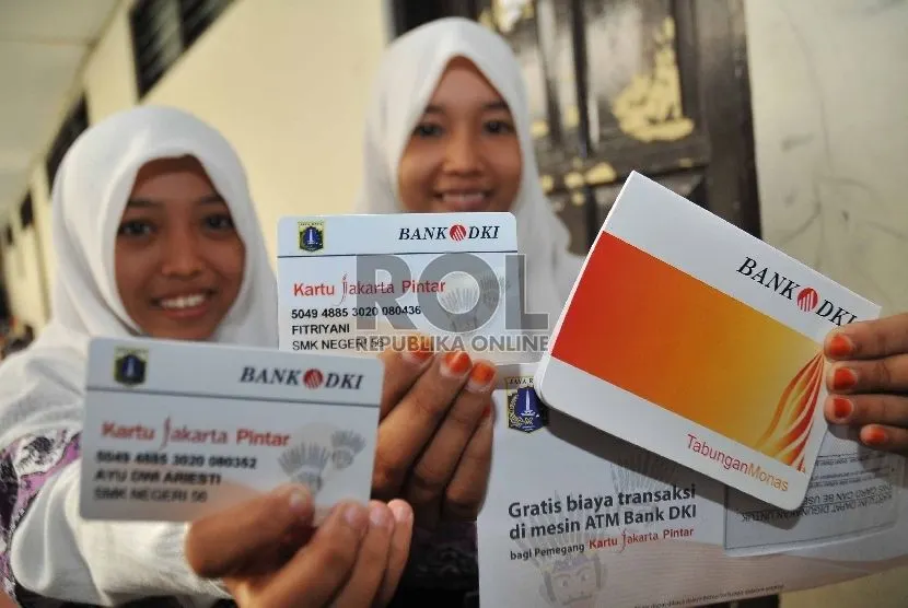 Ilustrasi. Sejumlah pelajar menunjukkan Kartu Jakarta Pintar (KJP)