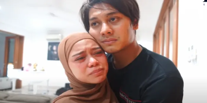 Ade Efril selaku pengacara Rizky Billar mengatakan jika suami Lesti Kejora itu tak ingin bercerai. Rizky Billar tak masalah karir hancur. 