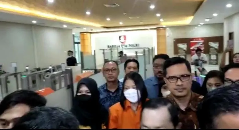 Putri Candrawathi menggunakan rompi tahanan