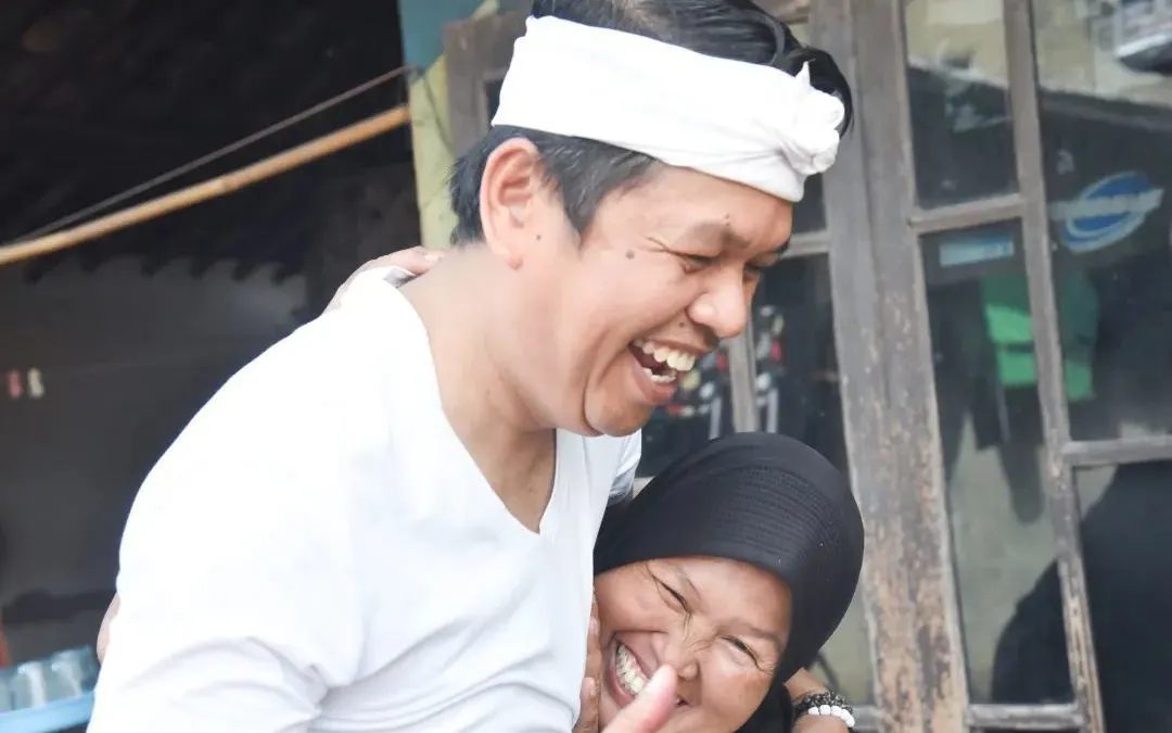 Kang Dedi beri pelukan terhadap seorang ibu yang laman menjanda.