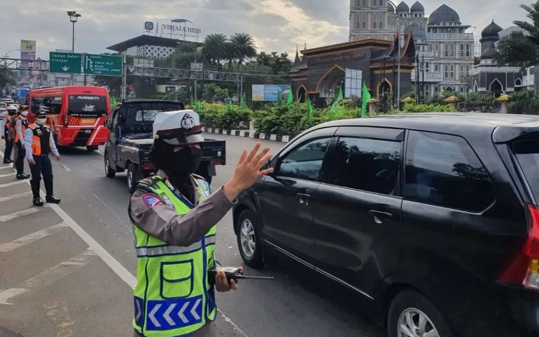 Ganjil genap di jalur Puncak, Bogor.