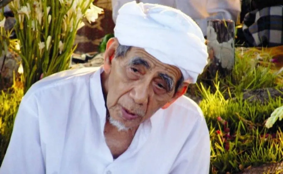 KH. Maimun Zubair atau Mbah Moen.