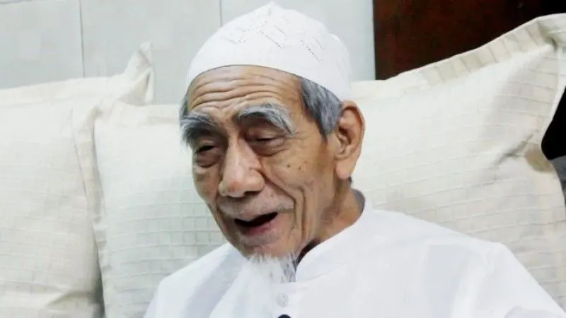 KH. Maimun Zubair atau Mbah Moen.