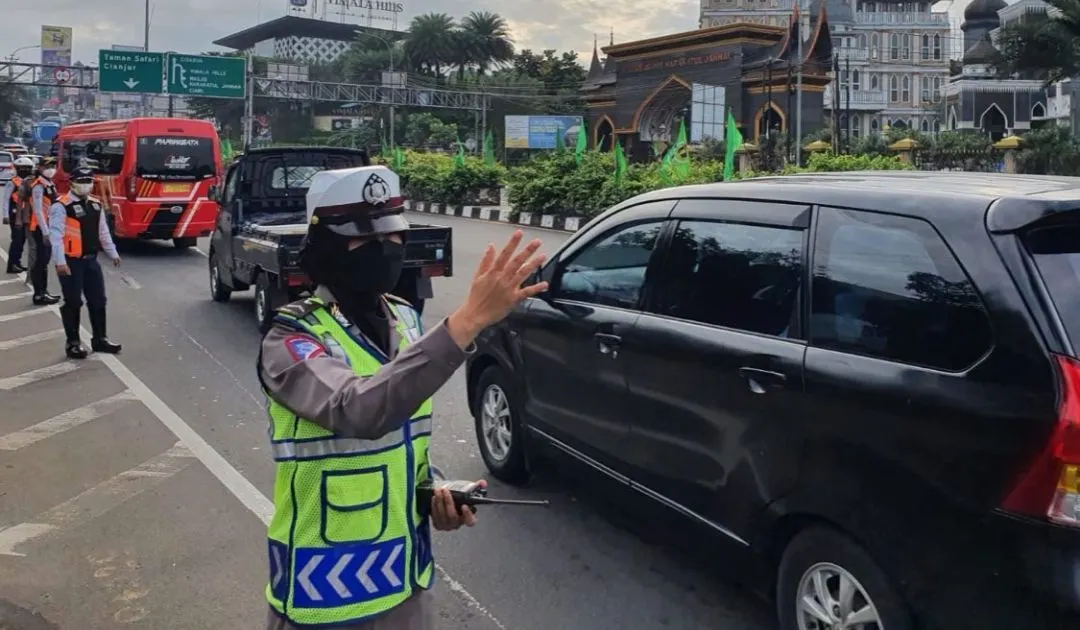 Ganjil genap di jalur wisata Puncak, Kabupaten Bogor.