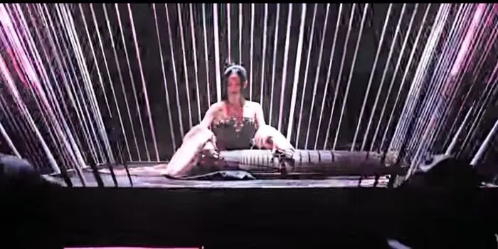 Jisoo BLACKPINK memainkan Geomungo  begitu anggun dalam Pink Venom /tangkap layar YouTube BLACKPINK