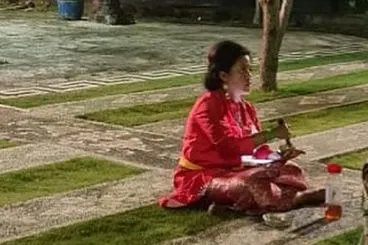 Rara Pawang Hujan yang sedang melakukan ritual dari gladi kotor.