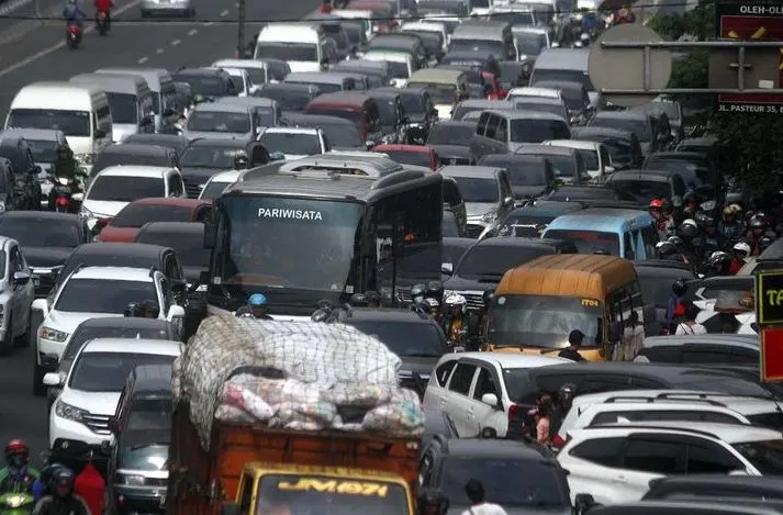 Ilustrasi kepadatan lalu lintas menuju kawasan Puncak, Bogor sehingga memerlukan rekayasa lalu lintas.