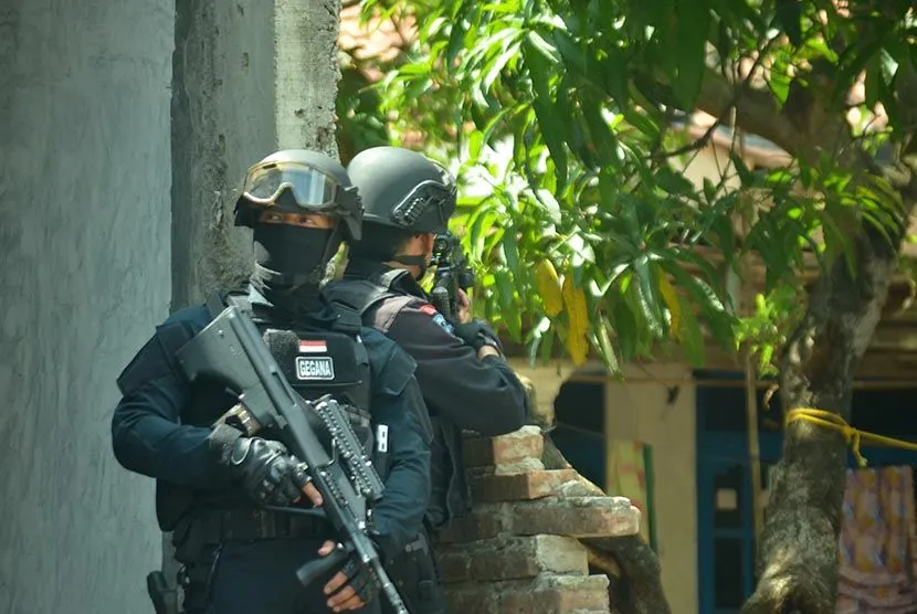 Anggota Densus 88 Antiteror Polda Jabar melakukan penggerebekan terduga ISIS di Desa Orimalang, Kecamatan Jamblang, Cirebon, Jawa Barat, Jumat (15/1). Aparat mengangkap tiga orang terduga teroris dan sejumlah barang bukti diantaranya bendera ISIS, buku jihad serta sejumlah dokumen lain. ANTARA FOTO/Solihin/DA/aww/16.