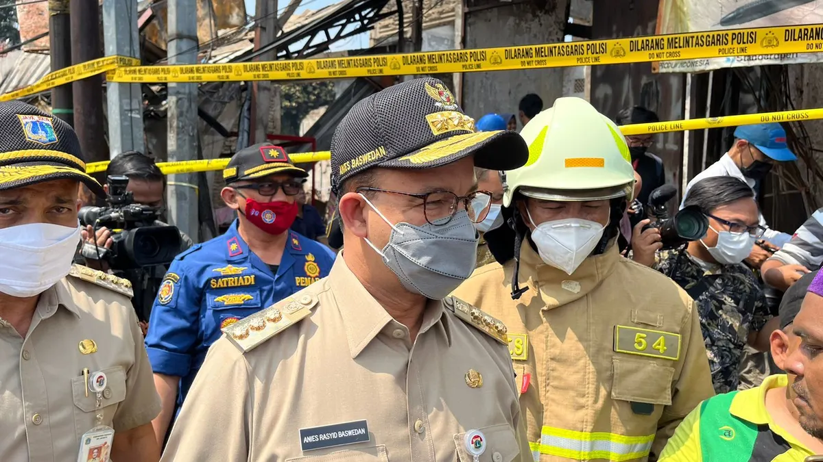 Gubernur DKI Jakarta Anies Baswedan dan Kasi Operasional Suku Dinas Gulkarmat Jakarta Timur Gatot Sulaeman ketika di lokasi kejadian. 