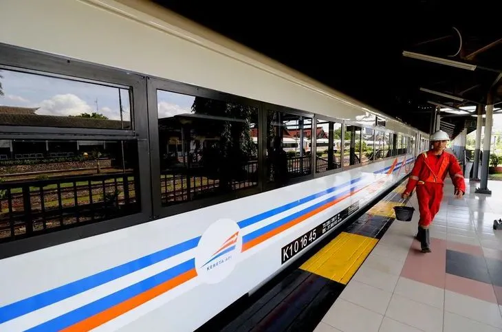 Ilustrasi. Petugas kebersihan tengah membersihkan rangkaian kereta yang disiapkan untuk melayani perjalanan mudik