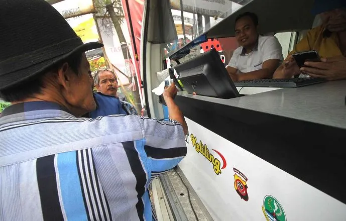 Ilustrasi warga melakukan aktivitas di bus Samsat Keliling. Ada 14 lokasi Samsat Keliling di Jakarta dan sekitarnya yang buka hari ini, Selasa 22 Maret 2022.