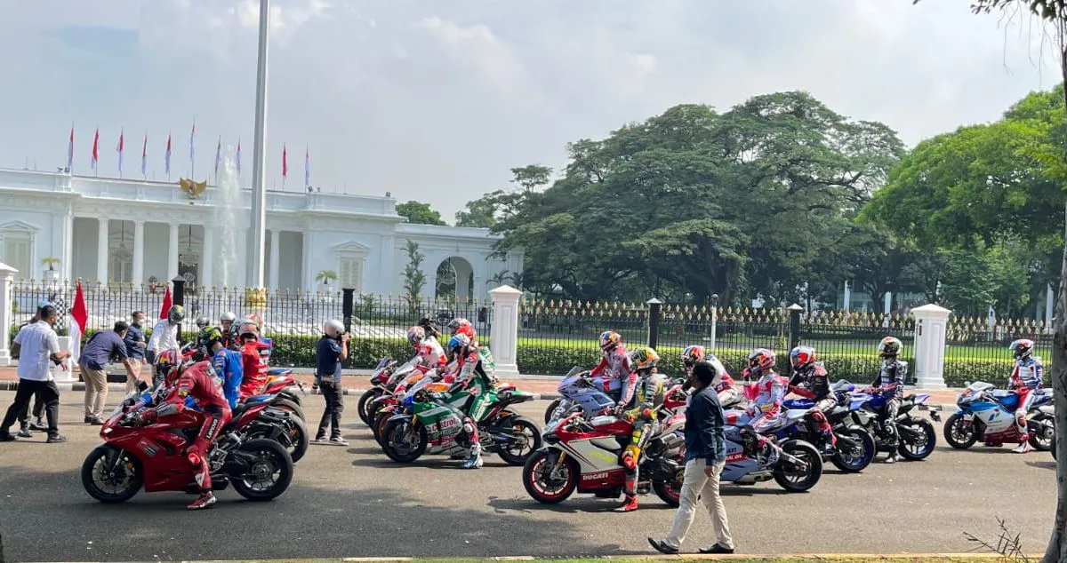 Para pebalap MotoGP bersiap mengikuti parade usai dilepas langsung Presiden Joko Widodo di depan Istana Merdeka, Jakarta, Rabu (16/3/2022).