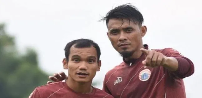 Dua pemain Persija Jakarta Maman Abdurrahman (kanan) dan Riko Simanjuntak.