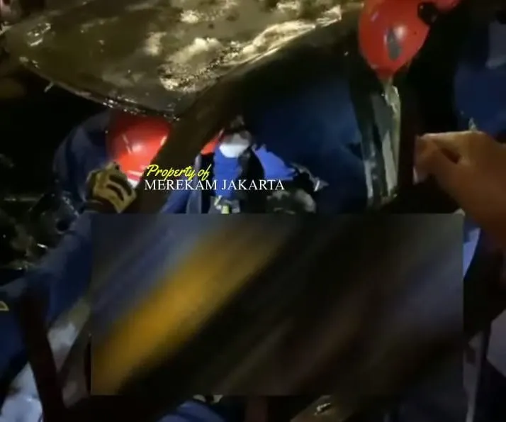 Tangkapan layar video evakuasi penumpang Camry yang kecelakaan di sekitar Pasar Senen Jakarta, Senin dini hari lalu (7/2/2022).