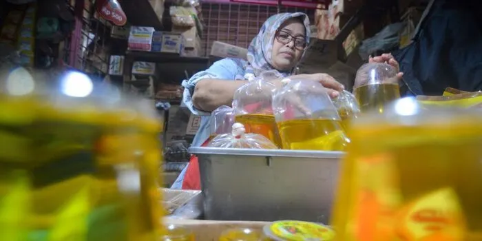 Ilustrasi minyak goreng curah. Per 1 Februari 2022 ini harga minyak goreng kembali turun.