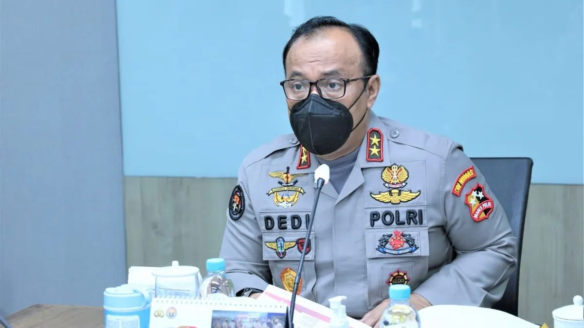Kadiv Humas Polri, Irjen Pol Dedi Prasetyo memberikan keterangan di depan awak media.