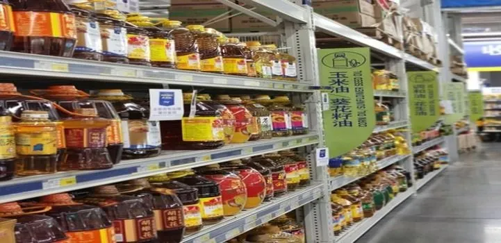 Ilustrasi minyak goreng kemasan di toko ritel.
