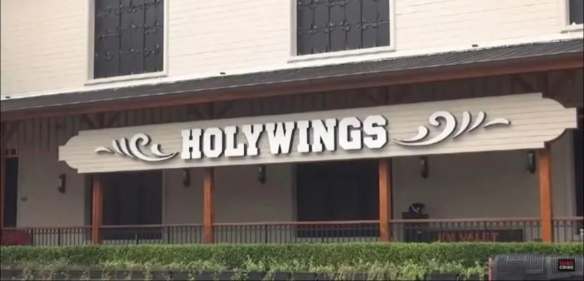Salah satu papan nama Holywings kafe.
