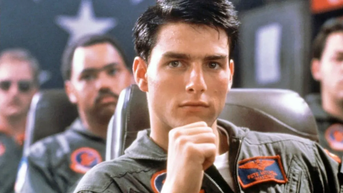 Tom Cruise muda saat membintangi seorang pilot pesawat tempur dalam film Top Gun.